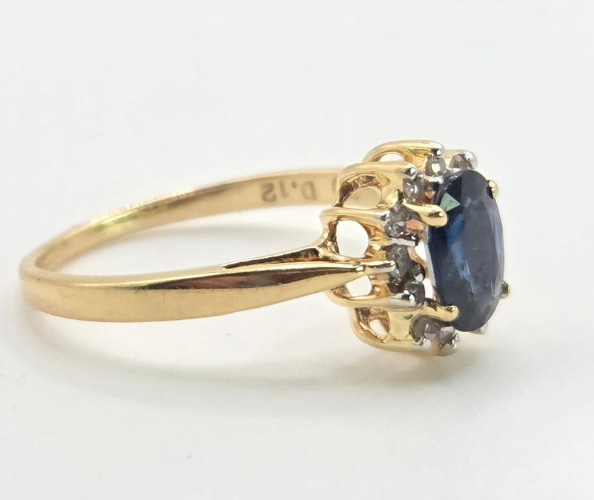 3118: Vintage & Petite 18ct Gold Cornflower Blue Sapphire 12 Diamonds Cluster Ring
