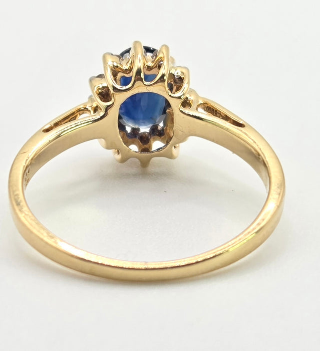 3118: Vintage & Petite 18ct Gold Cornflower Blue Sapphire 12 Diamonds Cluster Ring