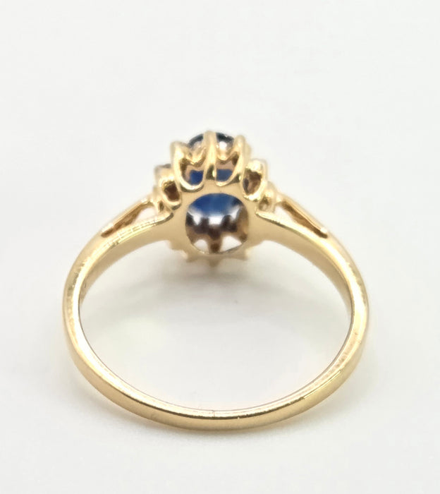 3118: Vintage & Petite 18ct Gold Cornflower Blue Sapphire 12 Diamonds Cluster Ring