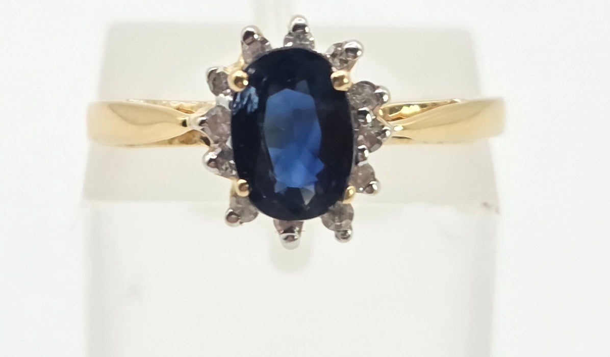 3118: Vintage & Petite 18ct Gold Cornflower Blue Sapphire 12 Diamonds Cluster Ring