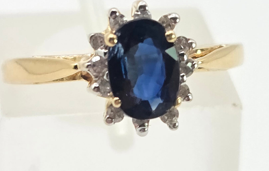 3118: Vintage & Petite 18ct Gold Cornflower Blue Sapphire 12 Diamonds Cluster Ring
