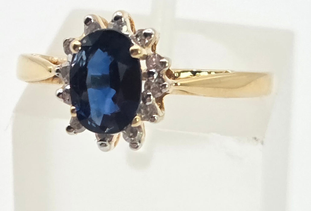 3118: Vintage & Petite 18ct Gold Cornflower Blue Sapphire 12 Diamonds Cluster Ring