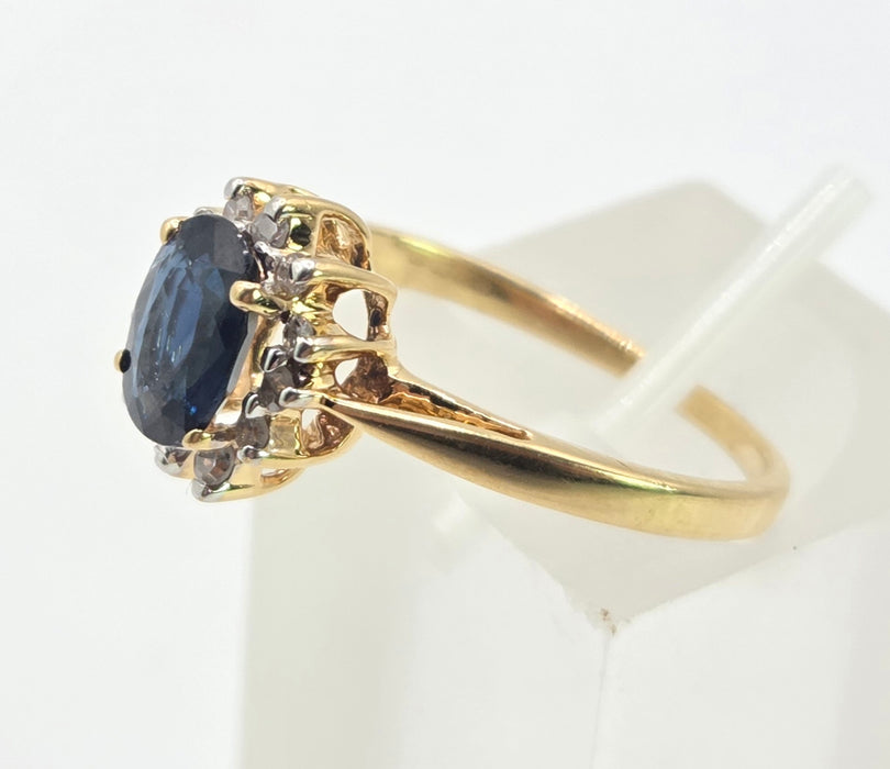 3118: Vintage & Petite 18ct Gold Cornflower Blue Sapphire 12 Diamonds Cluster Ring