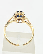 Load image into Gallery viewer, 3118: Vintage &amp; Petite 18ct Gold Cornflower Blue Sapphire 12 Diamonds Cluster Ring
