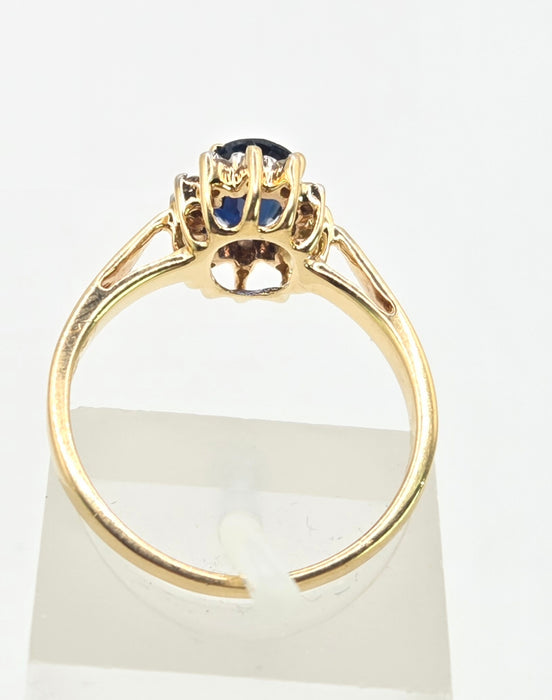 3118: Vintage & Petite 18ct Gold Cornflower Blue Sapphire 12 Diamonds Cluster Ring