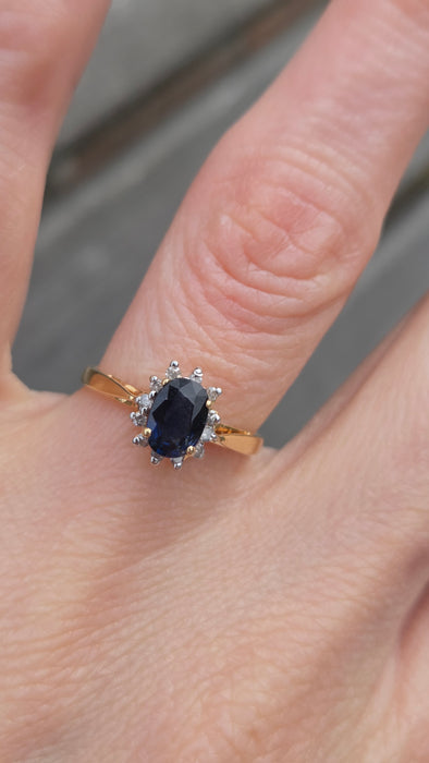 3118: Vintage & Petite 18ct Gold Cornflower Blue Sapphire 12 Diamonds Cluster Ring