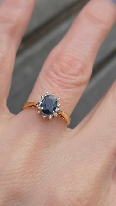 3118: Vintage & Petite 18ct Gold Cornflower Blue Sapphire 12 Diamonds Cluster Ring