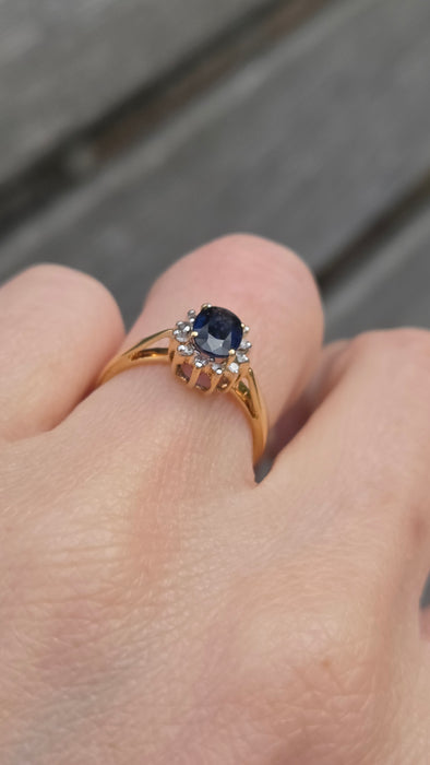 3118: Vintage & Petite 18ct Gold Cornflower Blue Sapphire 12 Diamonds Cluster Ring