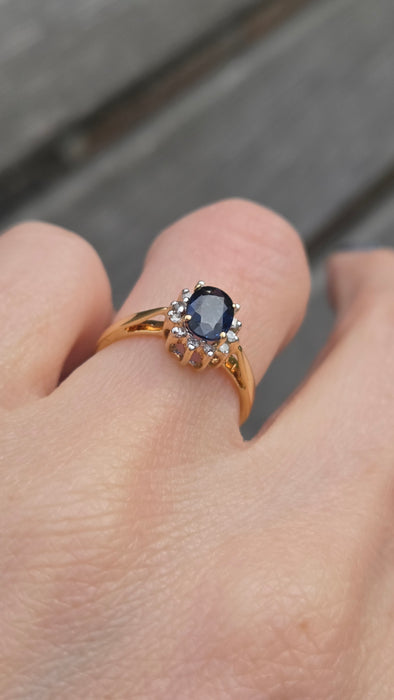 3118: Vintage & Petite 18ct Gold Cornflower Blue Sapphire 12 Diamonds Cluster Ring
