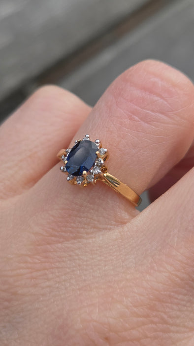 3118: Vintage & Petite 18ct Gold Cornflower Blue Sapphire 12 Diamonds Cluster Ring