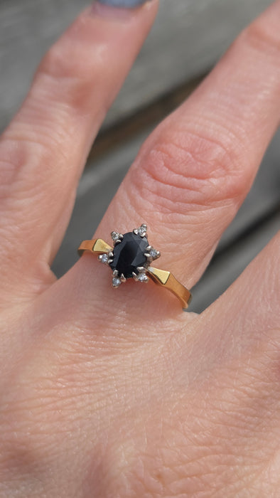 6472 Vintage:18ct Gold Australian Blue Sapphire 6 Diamonds Cluster Ring