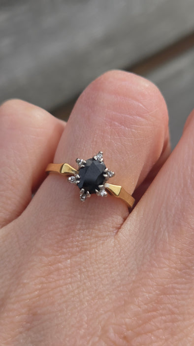 6472 Vintage:18ct Gold Australian Blue Sapphire 6 Diamonds Cluster Ring