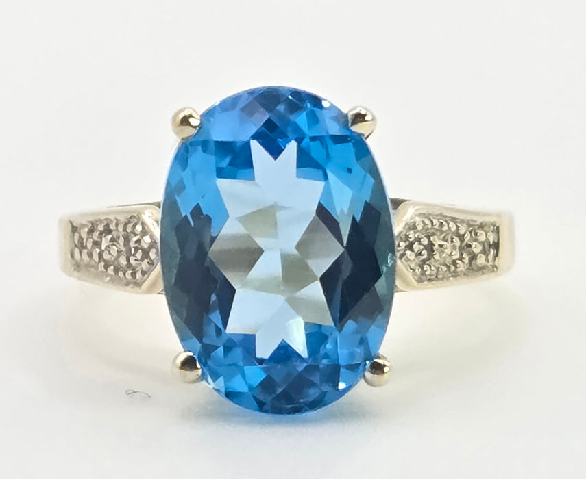3026 Vintage: 9ct Yellow Gold Swiss Blue Topaz & White Topaz Ring