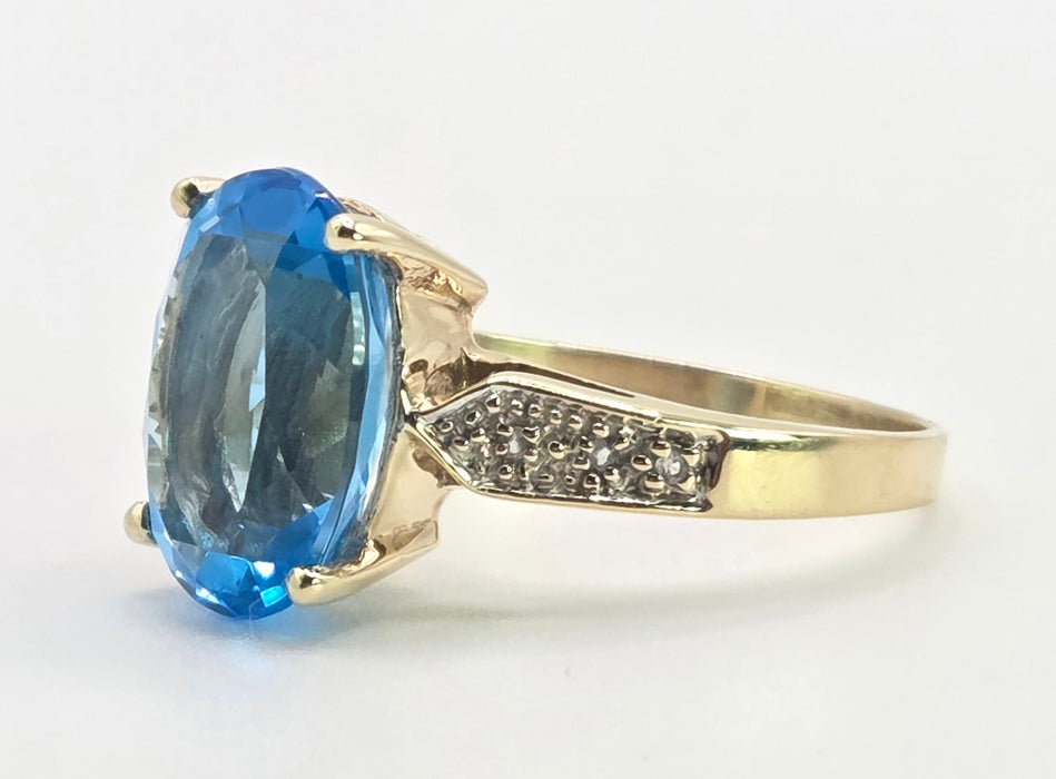 3026 Vintage: 9ct Yellow Gold Swiss Blue Topaz & White Topaz Ring