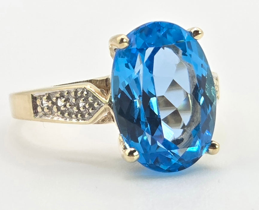 3026 Vintage: 9ct Yellow Gold Swiss Blue Topaz & White Topaz Ring