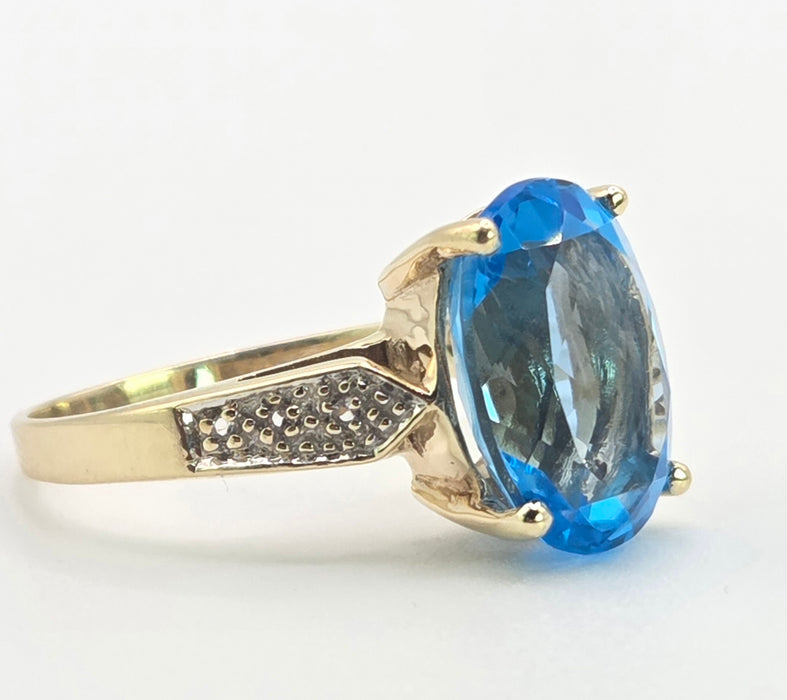 3026 Vintage: 9ct Yellow Gold Swiss Blue Topaz & White Topaz Ring
