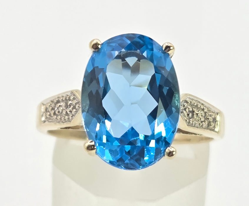3026 Vintage: 9ct Yellow Gold Swiss Blue Topaz & White Topaz Ring