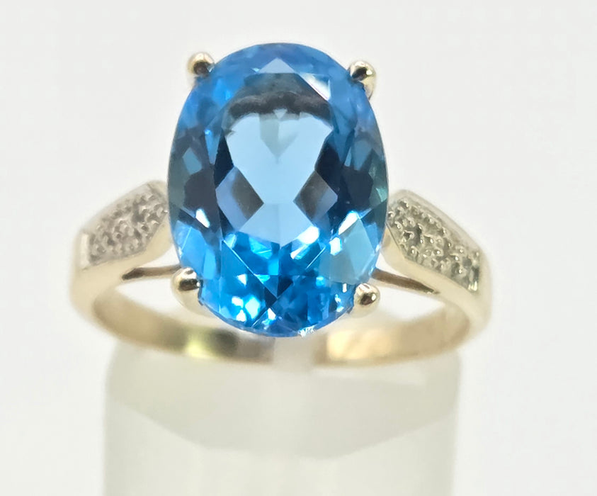 3026 Vintage: 9ct Yellow Gold Swiss Blue Topaz & White Topaz Ring