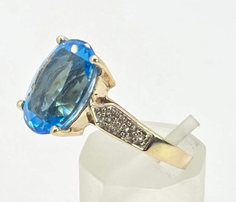 3026 Vintage: 9ct Yellow Gold Swiss Blue Topaz & White Topaz Ring