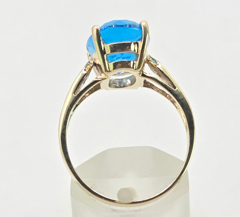 3026 Vintage: 9ct Yellow Gold Swiss Blue Topaz & White Topaz Ring