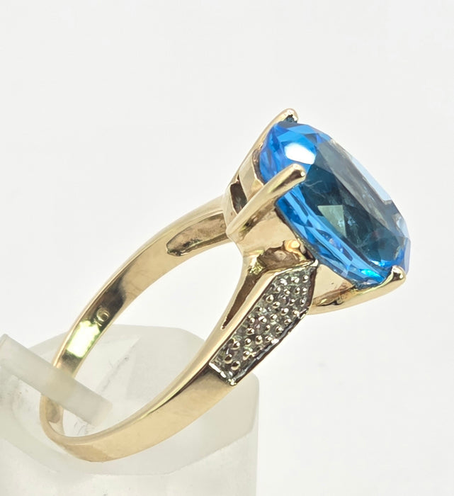 3026 Vintage: 9ct Yellow Gold Swiss Blue Topaz & White Topaz Ring