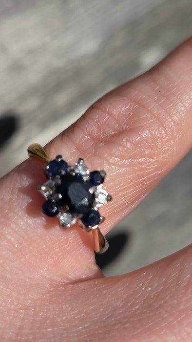 6032 Vintage: 18ct Yellow Gold Blue Sapphire & Diamond Geometric Cluster Ring