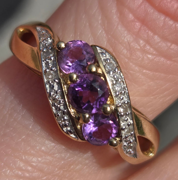 2994: Vintage 9ct Gold Purple Amethyst Trilogy 10 Natural Sparkling Diamonds Ring