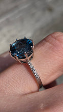 Load image into Gallery viewer, 3001: Vintage 9ct Gold Round Faceted- Cut Blue Topaz Ring
