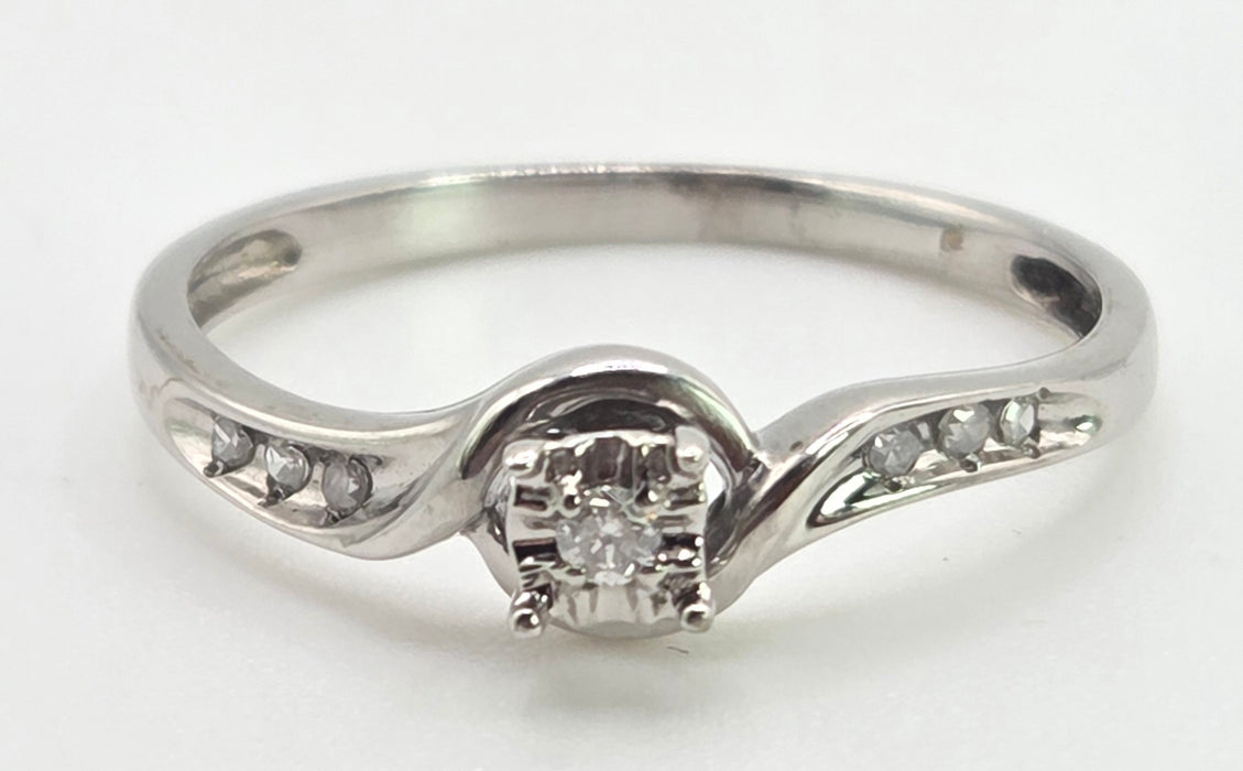 3032 Vintage: 9ct White Gold Seven Diamond Twist Ring