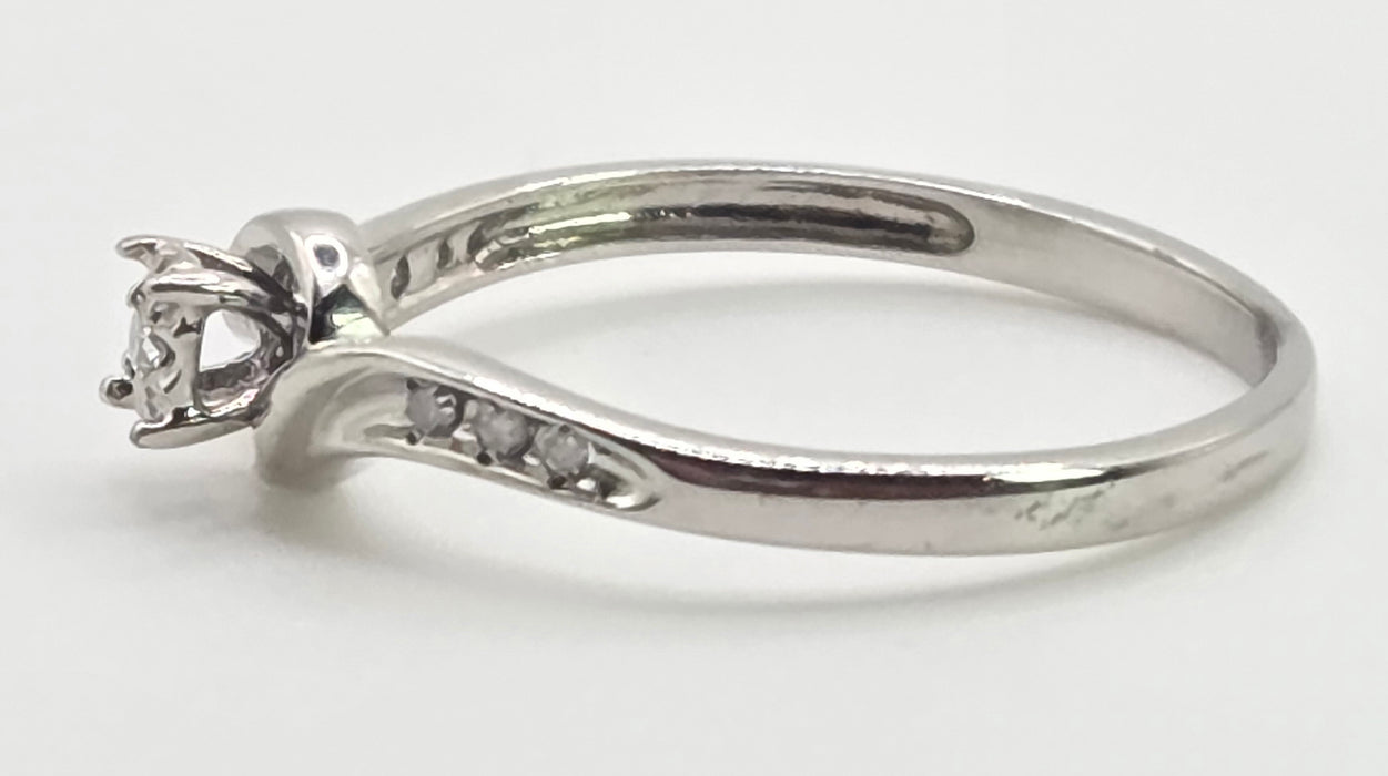 3032 Vintage: 9ct White Gold Seven Diamond Twist Ring