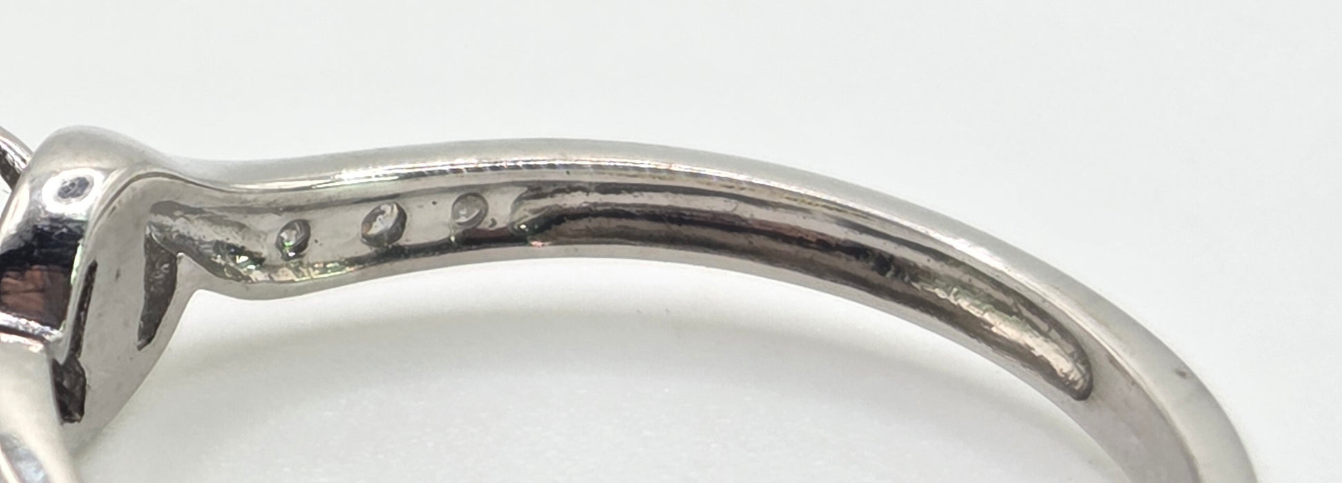 3032 Vintage: 9ct White Gold Seven Diamond Twist Ring