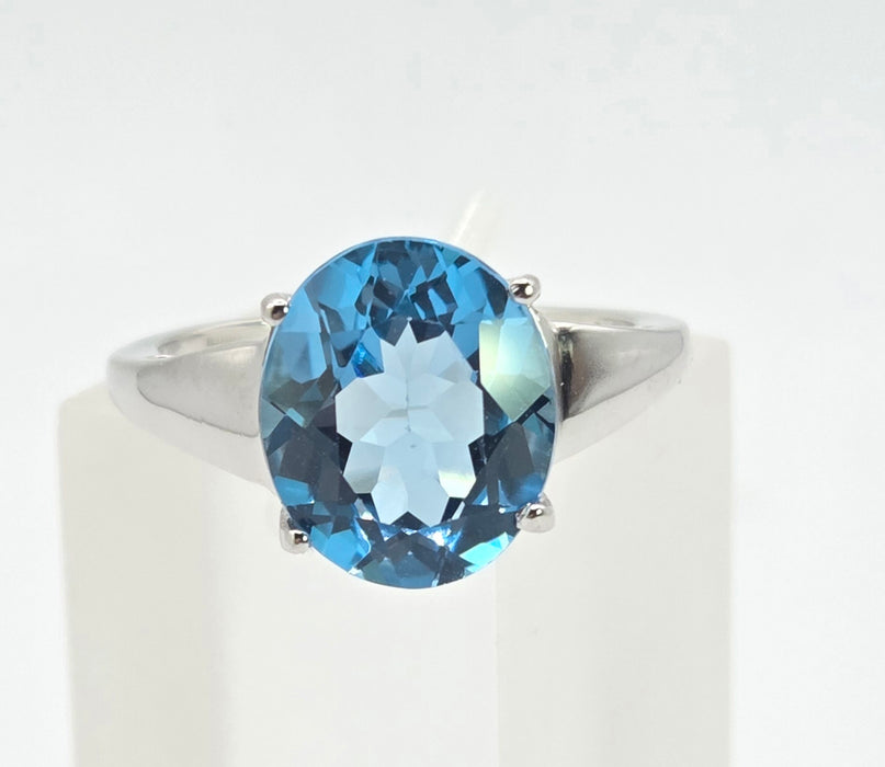 3105 Vintage: 9ct White Gold Swiss Blue Topaz Solitaire Ring