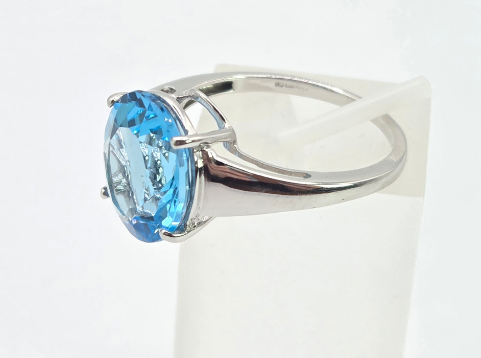 3105 Vintage: 9ct White Gold Swiss Blue Topaz Solitaire Ring