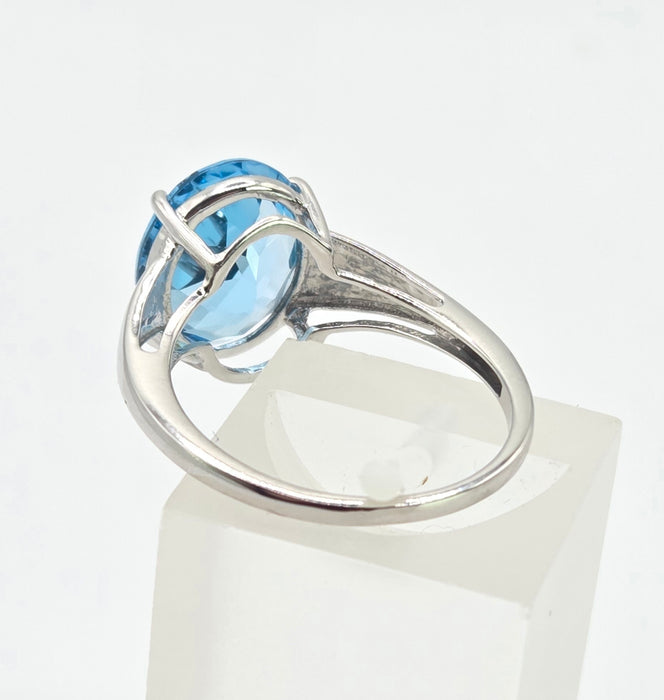 3105 Vintage: 9ct White Gold Swiss Blue Topaz Solitaire Ring
