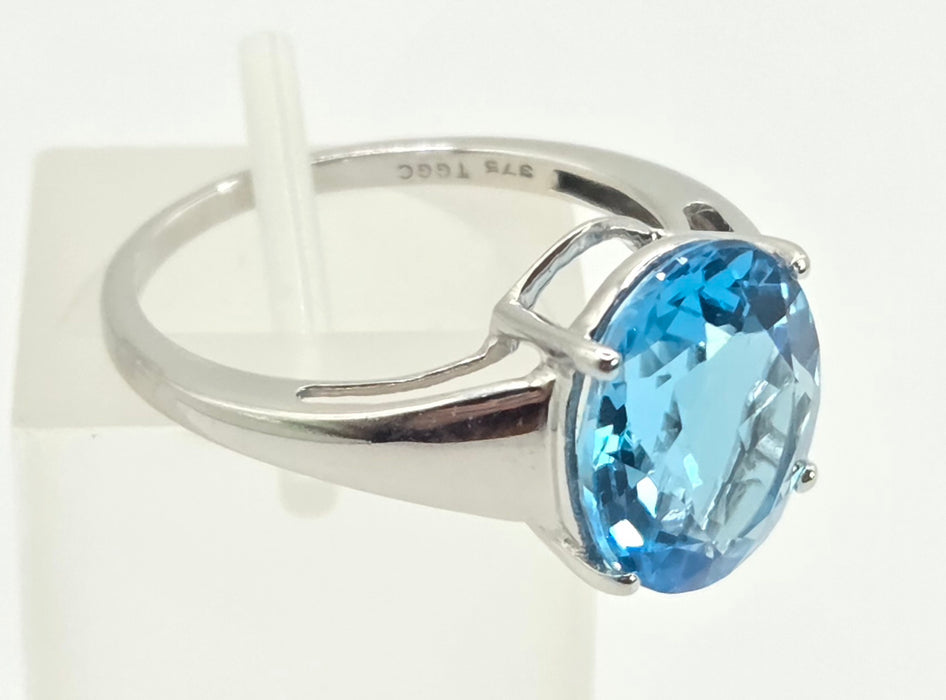 3105 Vintage: 9ct White Gold Swiss Blue Topaz Solitaire Ring