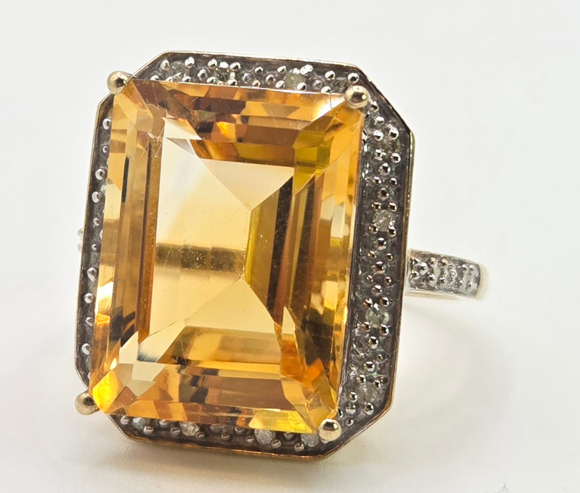 3109 Vintage: 9ct Yellow Gold Citrine & Diamond Halo Cocktail Ring