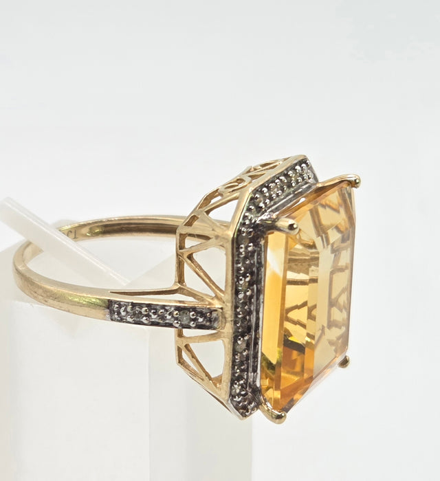 3109 Vintage: 9ct Yellow Gold Citrine & Diamond Halo Cocktail Ring
