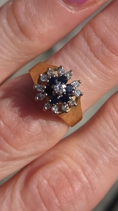 6065 Vintage: 18ct Yellow Gold French Blue Sapphire & Diamond Flower Head Ring — From 1960s