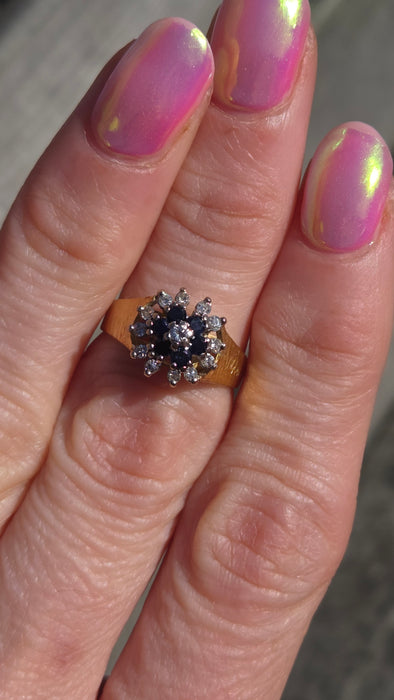 6065 Vintage: 18ct Yellow Gold French Blue Sapphire & Diamond Flower Head Ring — From 1960s