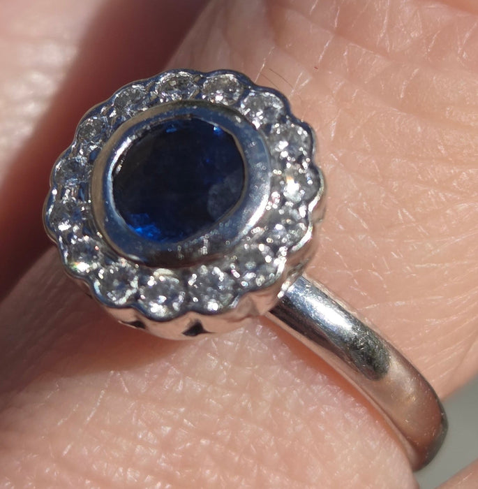 2896: Vintage 18ct White Gold Art Deco Style Blue Sapphire Diamonds Target Ring