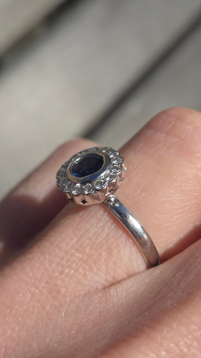 2896: Vintage 18ct White Gold Art Deco Style Blue Sapphire Diamonds Target Ring