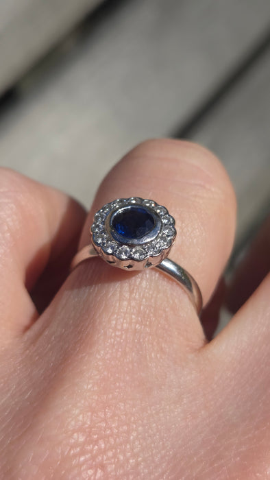 2896: Vintage 18ct White Gold Art Deco Style Blue Sapphire Diamonds Target Ring