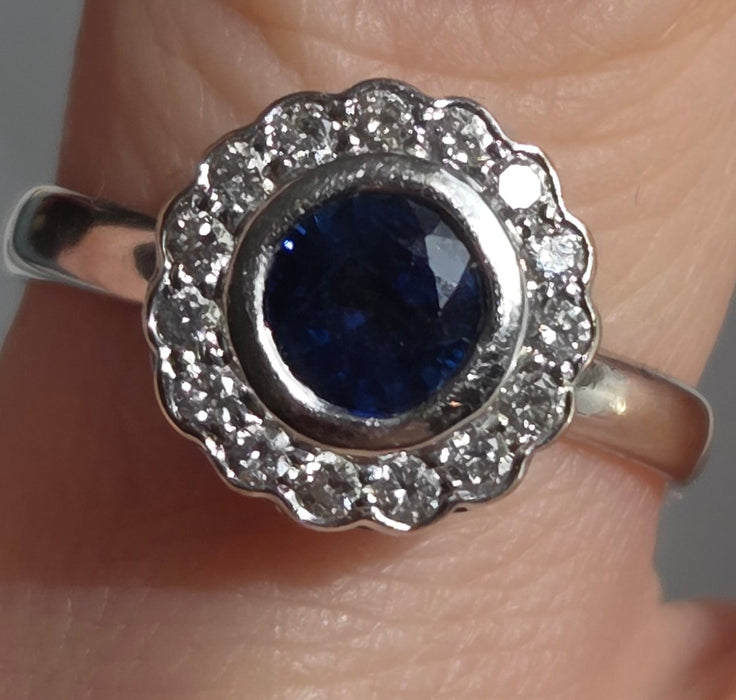 2896: Vintage 18ct White Gold Art Deco Style Blue Sapphire Diamonds Target Ring