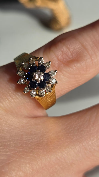 6065 Vintage: 18ct Yellow Gold French Blue Sapphire & Diamond Flower Head Ring — From 1960s