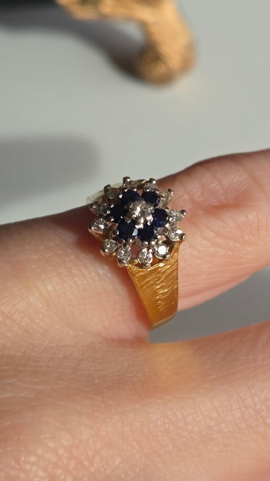 6065 Vintage: 18ct Yellow Gold French Blue Sapphire & Diamond Flower Head Ring — From 1960s