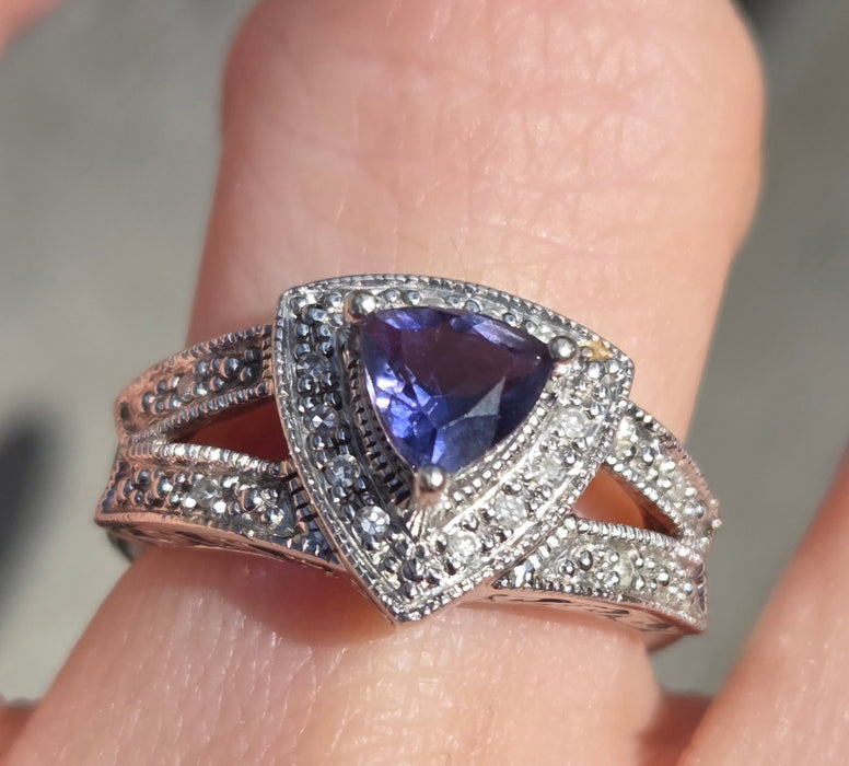 3083: Vintage; 9ct White Gold Trillion- Cut Tanzanite 16 Natural Sparkling Diamonds
