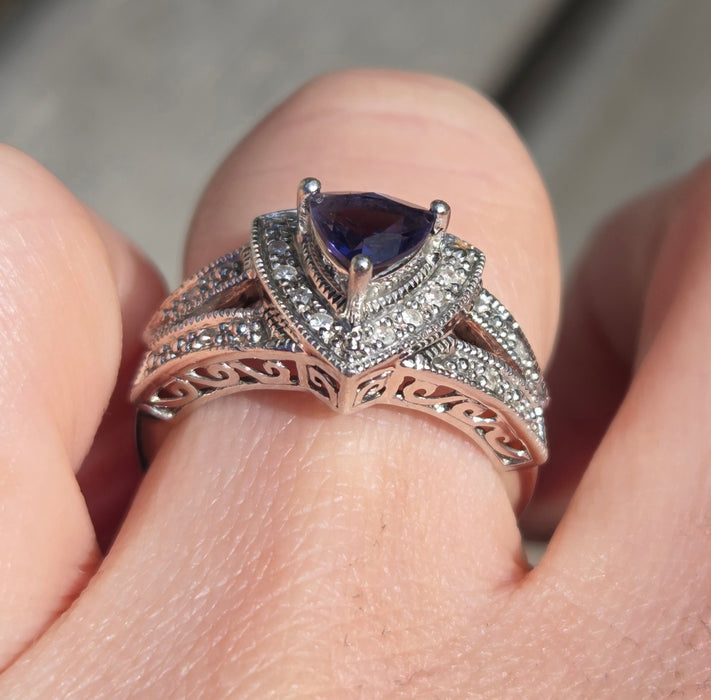 3083: Vintage; 9ct White Gold Trillion- Cut Tanzanite 16 Natural Sparkling Diamonds