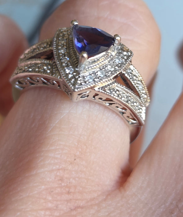 3083: Vintage; 9ct White Gold Trillion- Cut Tanzanite 16 Natural Sparkling Diamonds