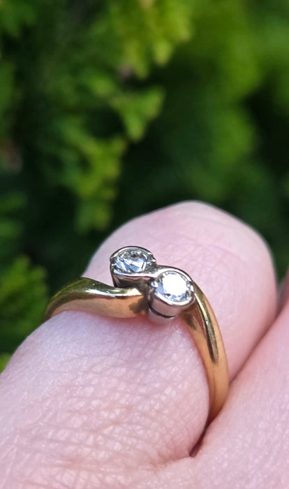 3024: Vintage 18ct Gold Twin Diamonds Crossover Ring