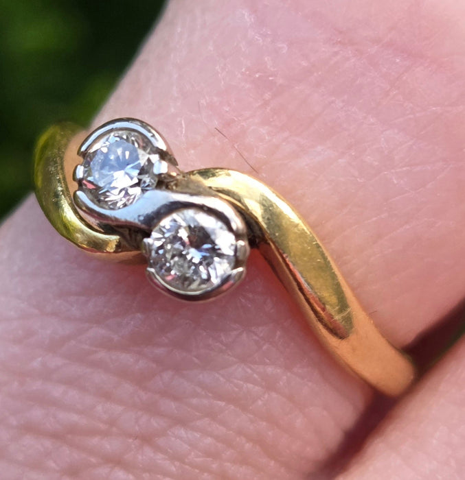 3024: Vintage 18ct Gold Twin Diamonds Crossover Ring